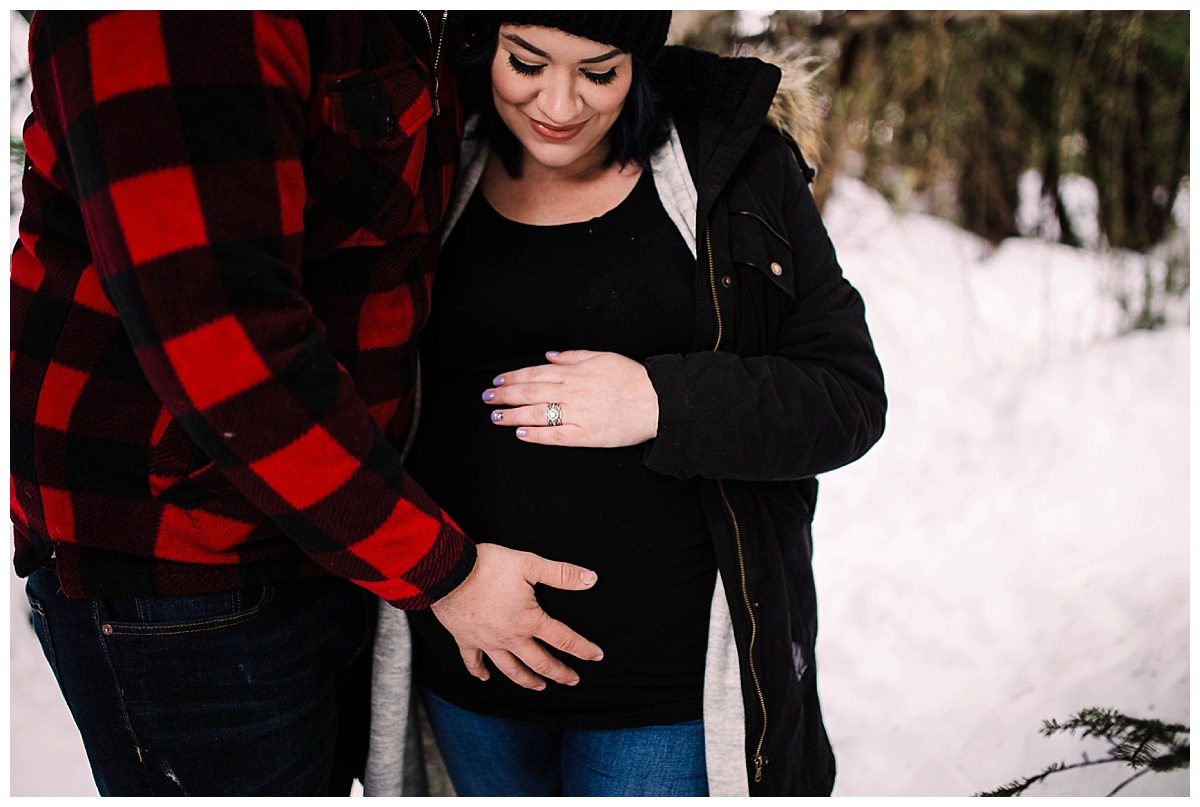 julia kinnunen photography, seattle, generations, family portraits, kids, family photos, mama and baby, first born, maternity session, mom to be, baby on the way, snoqualmie pass, snowbound