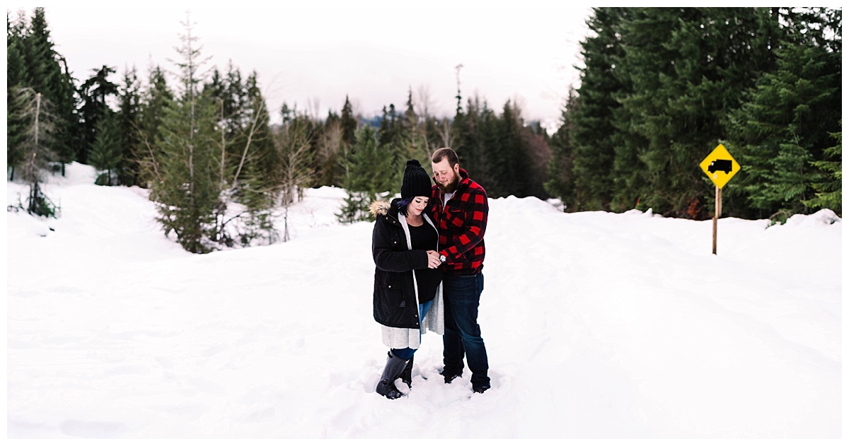 julia kinnunen photography, seattle, generations, family portraits, kids, family photos, mama and baby, first born, maternity session, mom to be, baby on the way, snoqualmie pass, snowbound