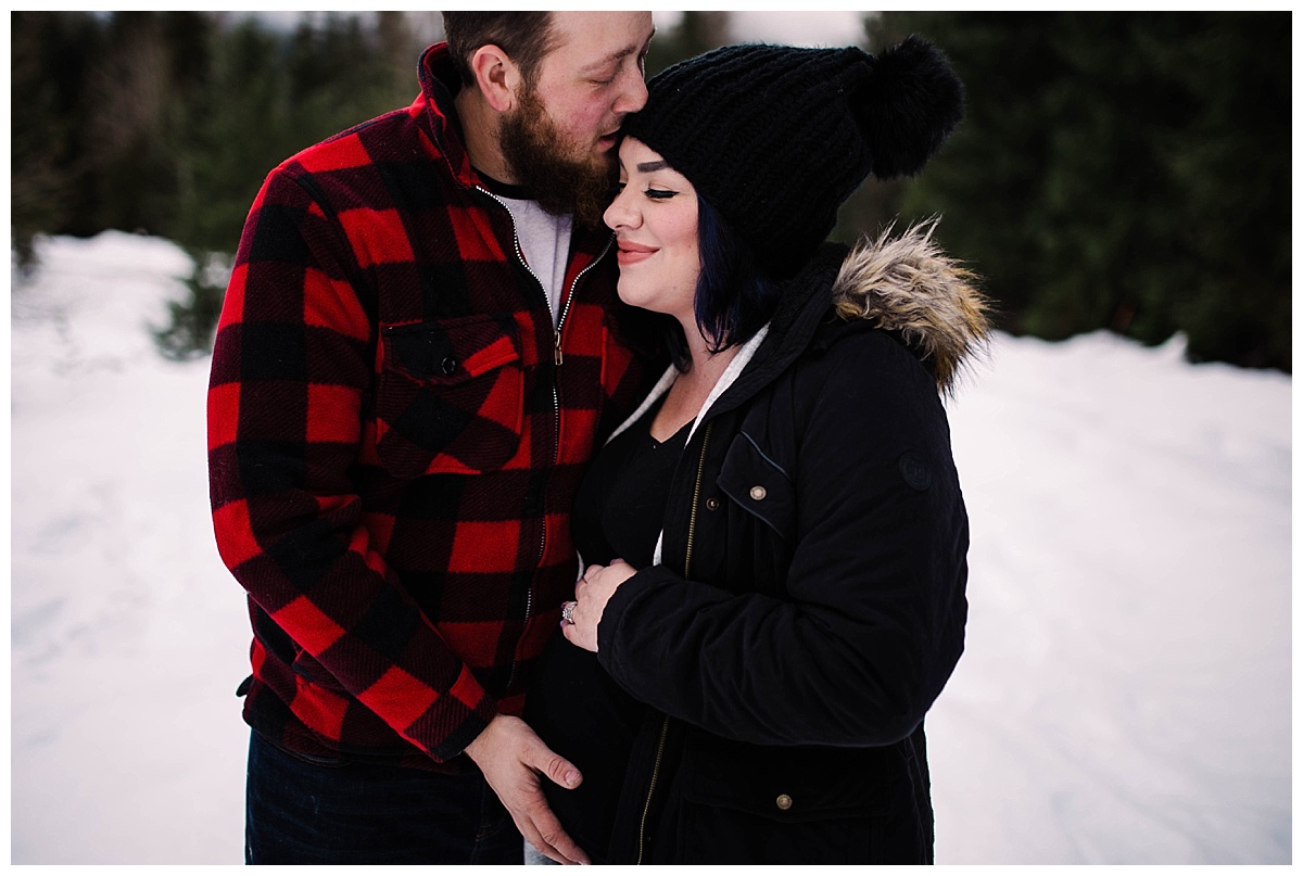 julia kinnunen photography, seattle, generations, family portraits, kids, family photos, mama and baby, first born, maternity session, mom to be, baby on the way, snoqualmie pass, snowbound