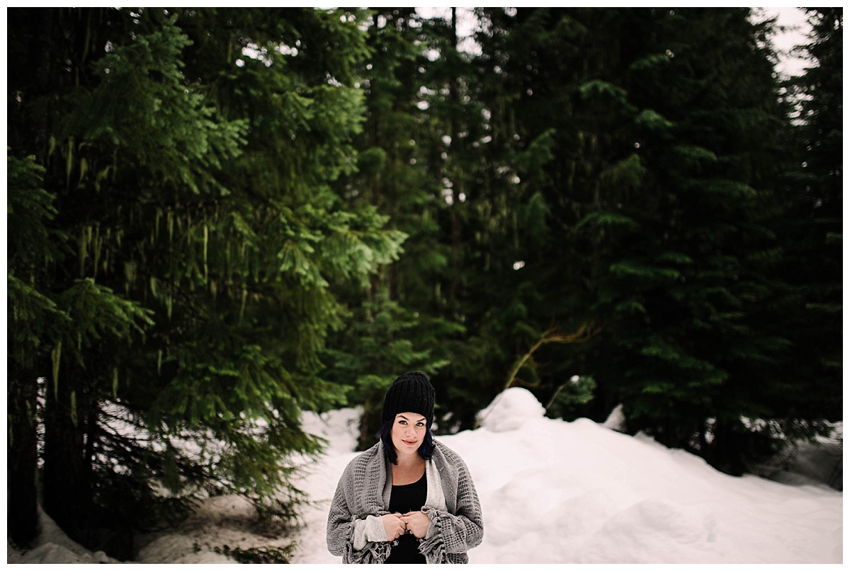 julia kinnunen photography, seattle, generations, family portraits, kids, family photos, mama and baby, first born, maternity session, mom to be, baby on the way, snoqualmie pass, snowbound