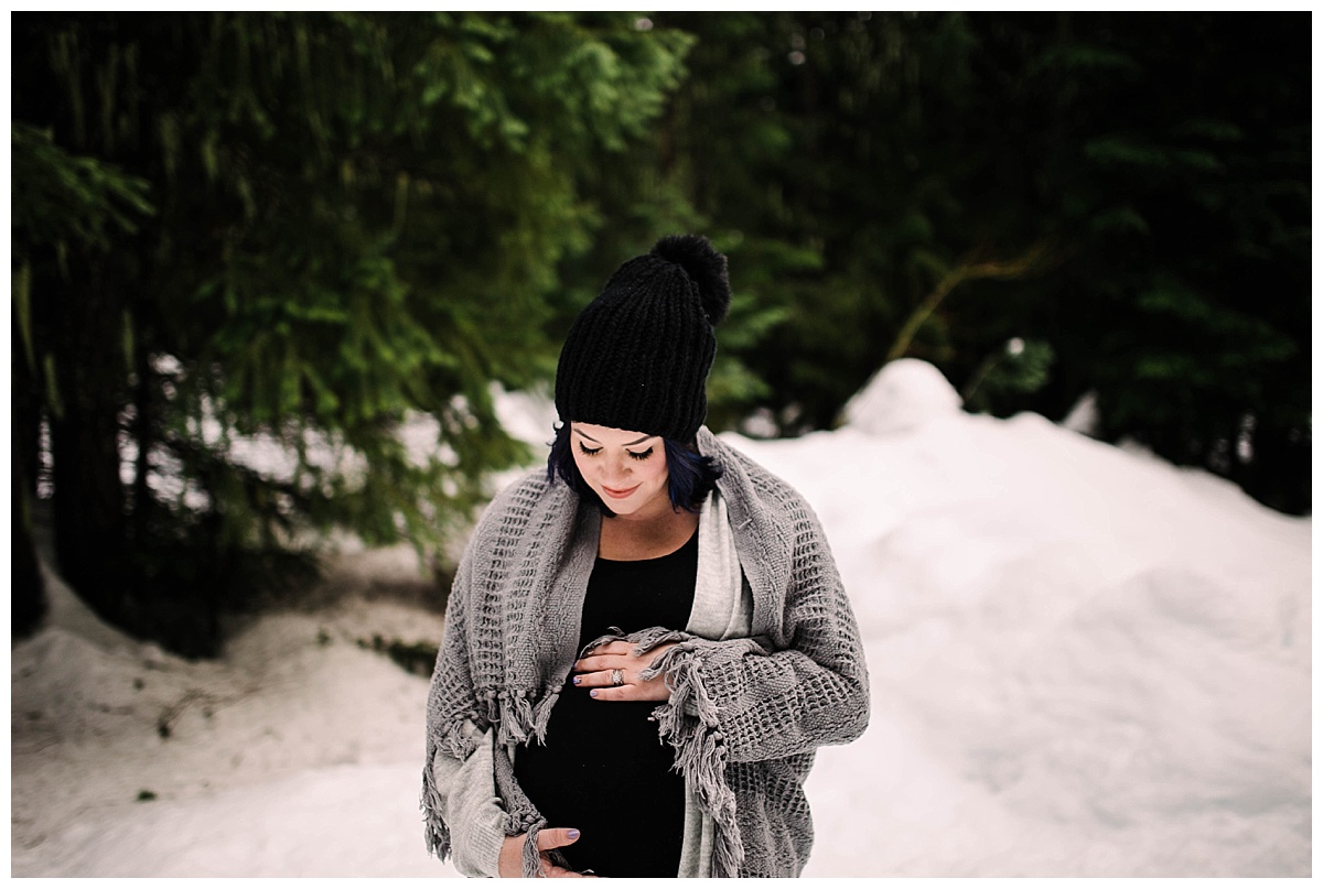 julia kinnunen photography, seattle, generations, family portraits, kids, family photos, mama and baby, first born, maternity session, mom to be, baby on the way, snoqualmie pass, snowbound