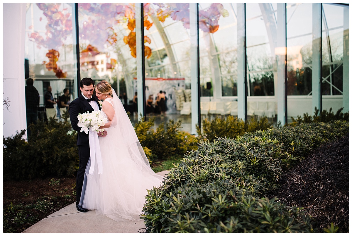 julia kinnunen photography, destination wedding, black tie wedding, seattle wedding, wedding photography, bride, groom, newlyweds, offbeat bride, Chihuly garden and glass, formal wedding, evening wedding