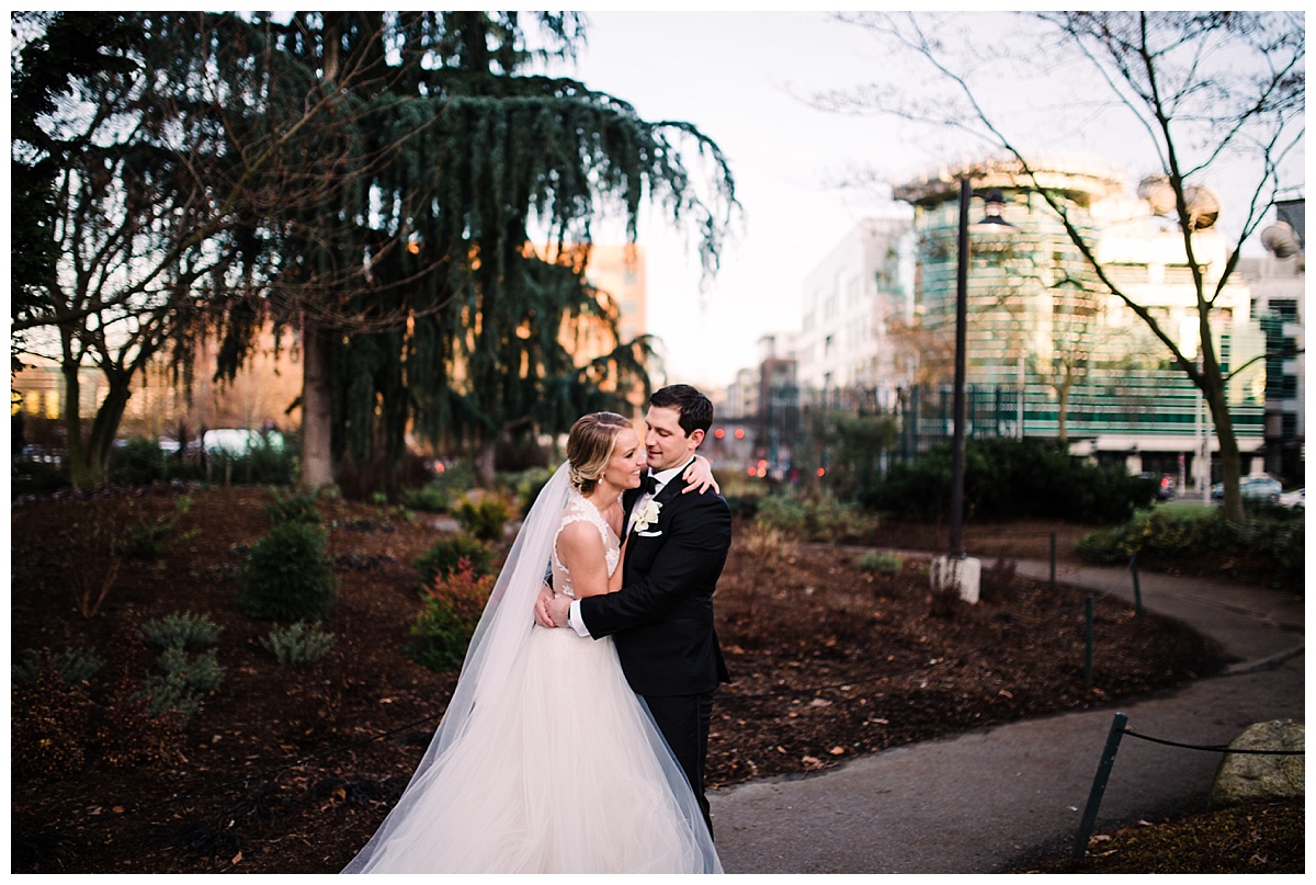 julia kinnunen photography, destination wedding, black tie wedding, seattle wedding, wedding photography, bride, groom, newlyweds, offbeat bride, Chihuly garden and glass, formal wedding, evening wedding