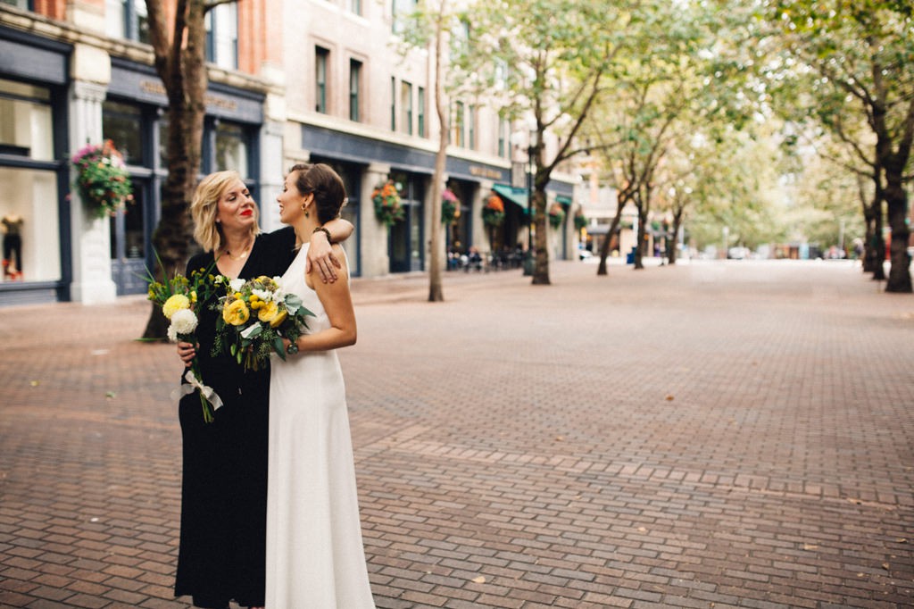 julia kinnunen photography, wedding, seattle, getting ready, axis pioneer square, urban wedding