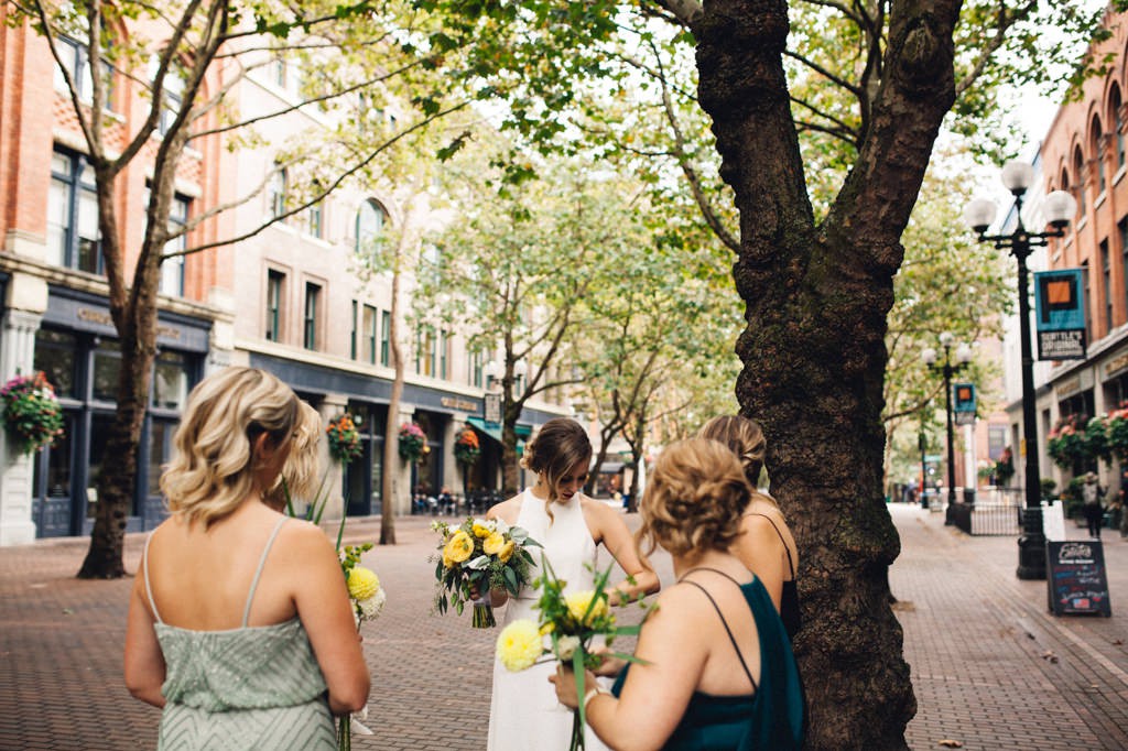 julia kinnunen photography, wedding, seattle, getting ready, axis pioneer square, urban wedding