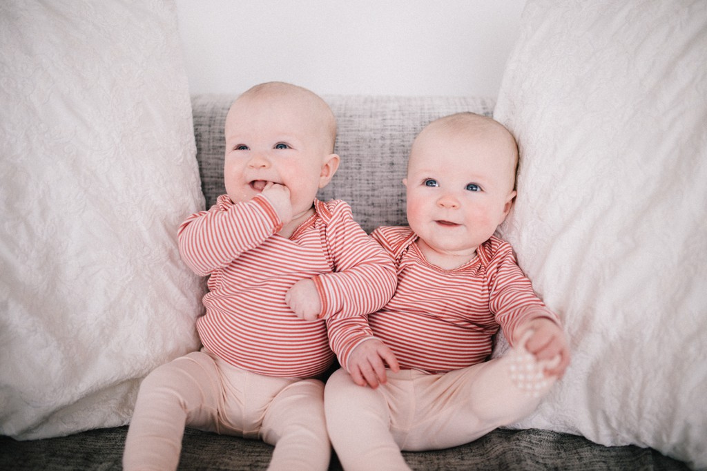 Насколько близнецы. Однояйцевые близняшки. Дети двойняшки. Фотосессия близняшек. Однояйцевые Близнецы мальчики.