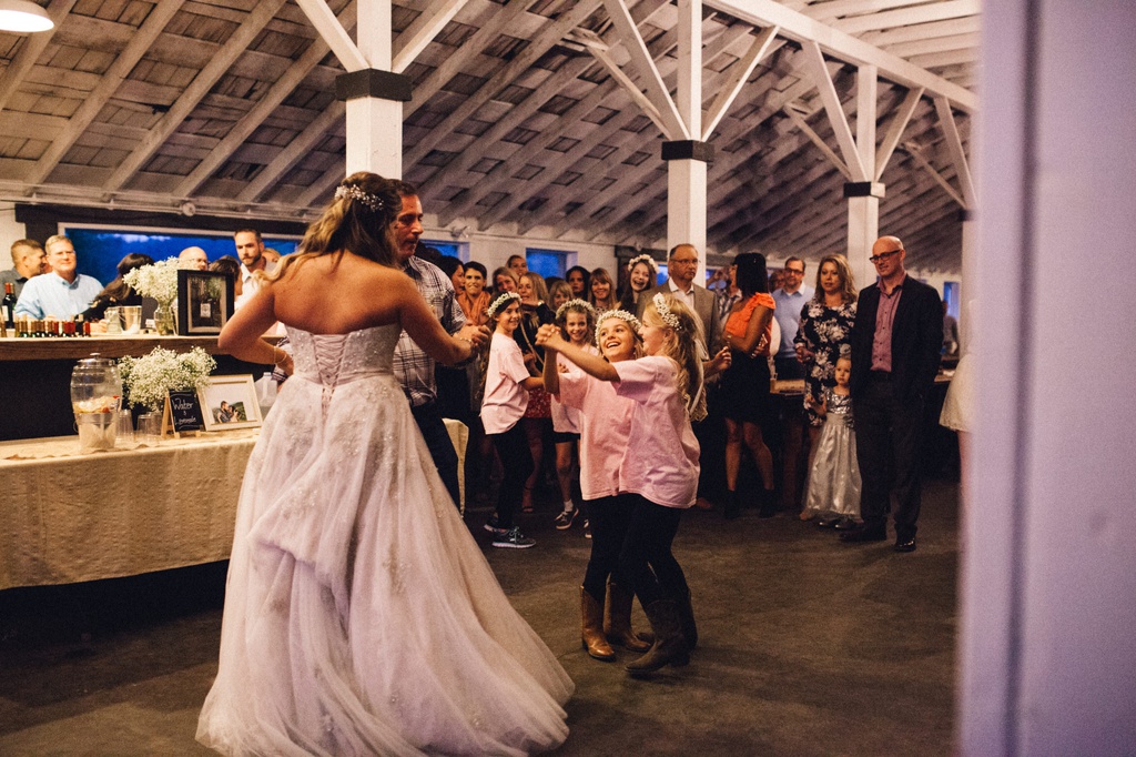 julia kinnunen photography, wedding, seattle, getting ready, pacific northwest, seattle bride, dairyland, rustic wedding, barn, reception