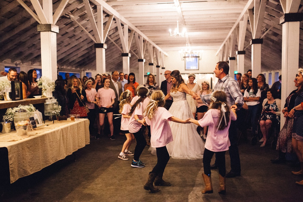 julia kinnunen photography, wedding, seattle, getting ready, pacific northwest, seattle bride, dairyland, rustic wedding, barn, reception