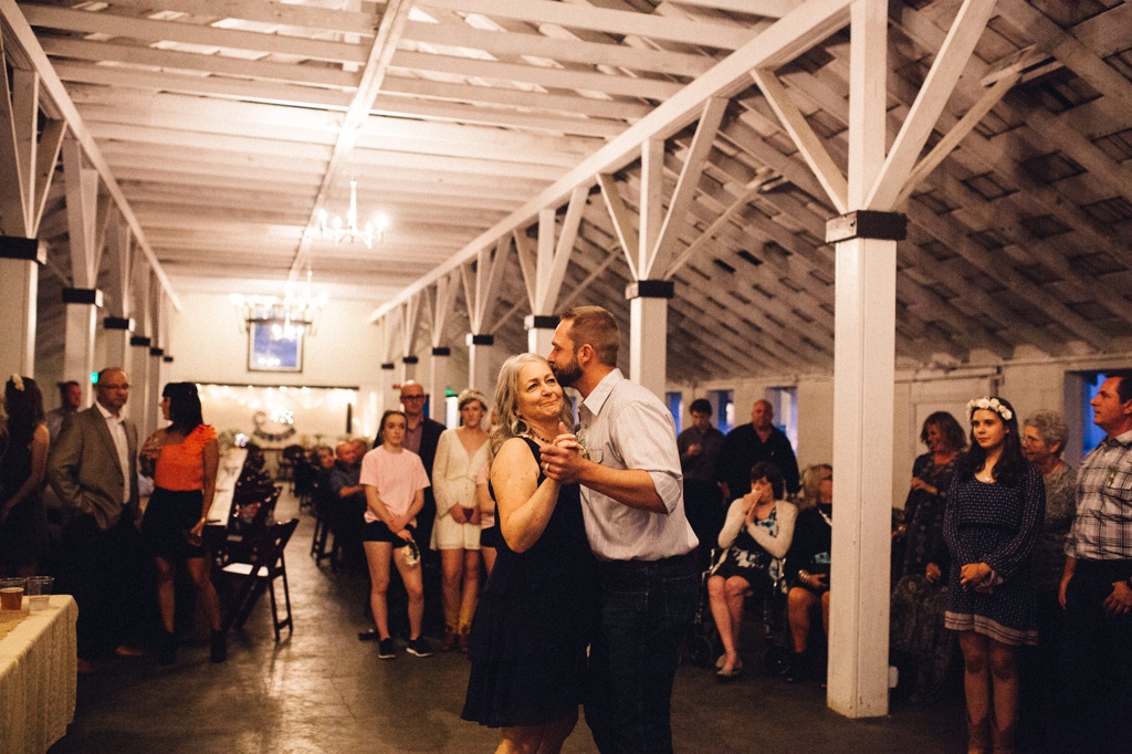 julia kinnunen photography, wedding, seattle, getting ready, pacific northwest, seattle bride, dairyland, rustic wedding, barn, reception