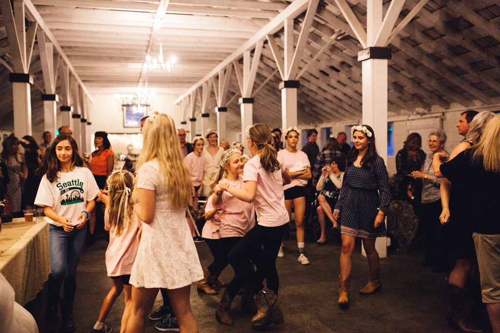 julia kinnunen photography, wedding, seattle, getting ready, pacific northwest, seattle bride, dairyland, rustic wedding, barn, reception