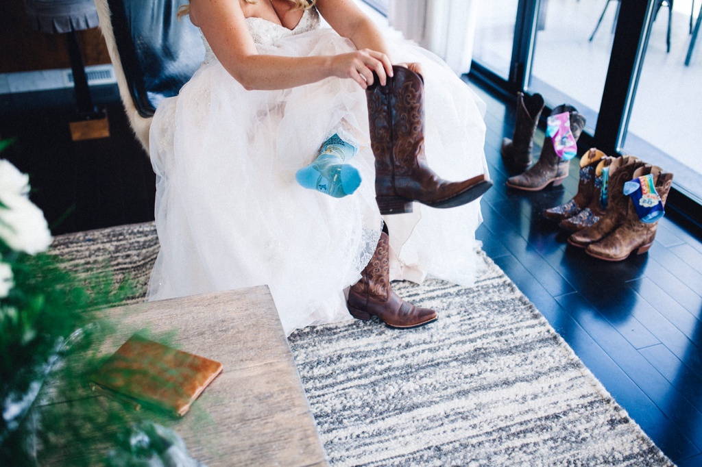 julia kinnunen photography, wedding, seattle, getting ready, pacific northwest, seattle bride, dairyland, rustic wedding