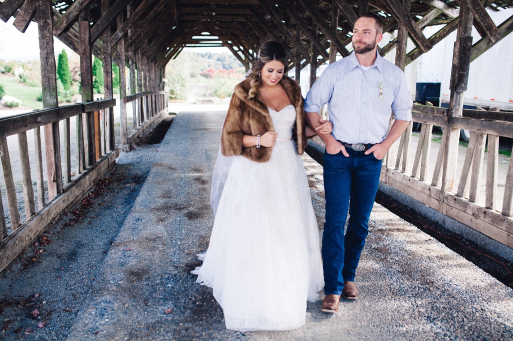 julia kinnunen photography, wedding, seattle, getting ready, pacific northwest, seattle bride, dairyland, rustic wedding, barn, portraits