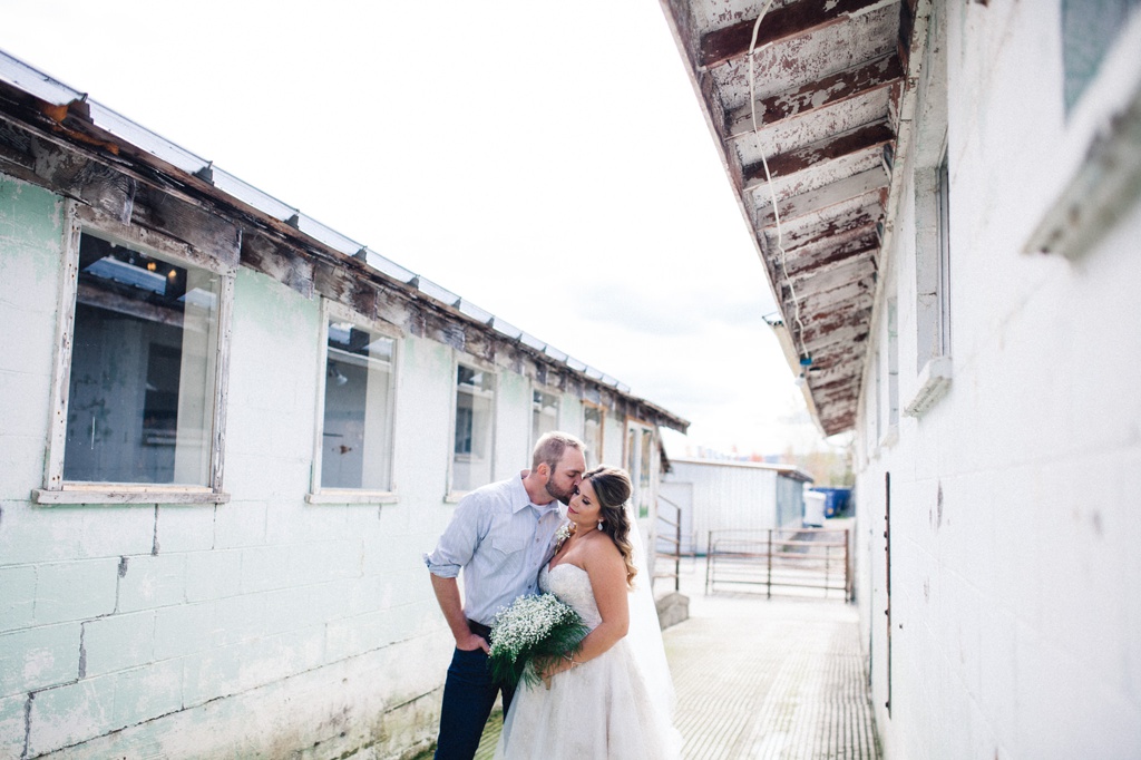 julia kinnunen photography, wedding, seattle, getting ready, pacific northwest, seattle bride, dairyland, rustic wedding, barn, portraits