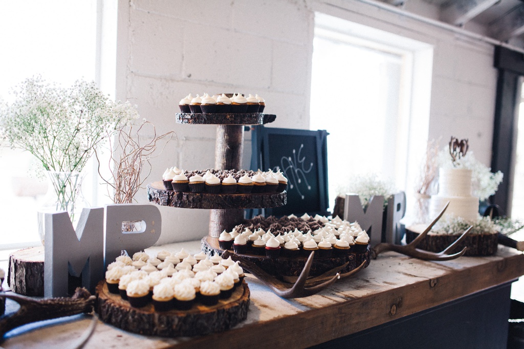 julia kinnunen photography, wedding, seattle, getting ready, pacific northwest, seattle bride, dairyland, rustic wedding, barn, details