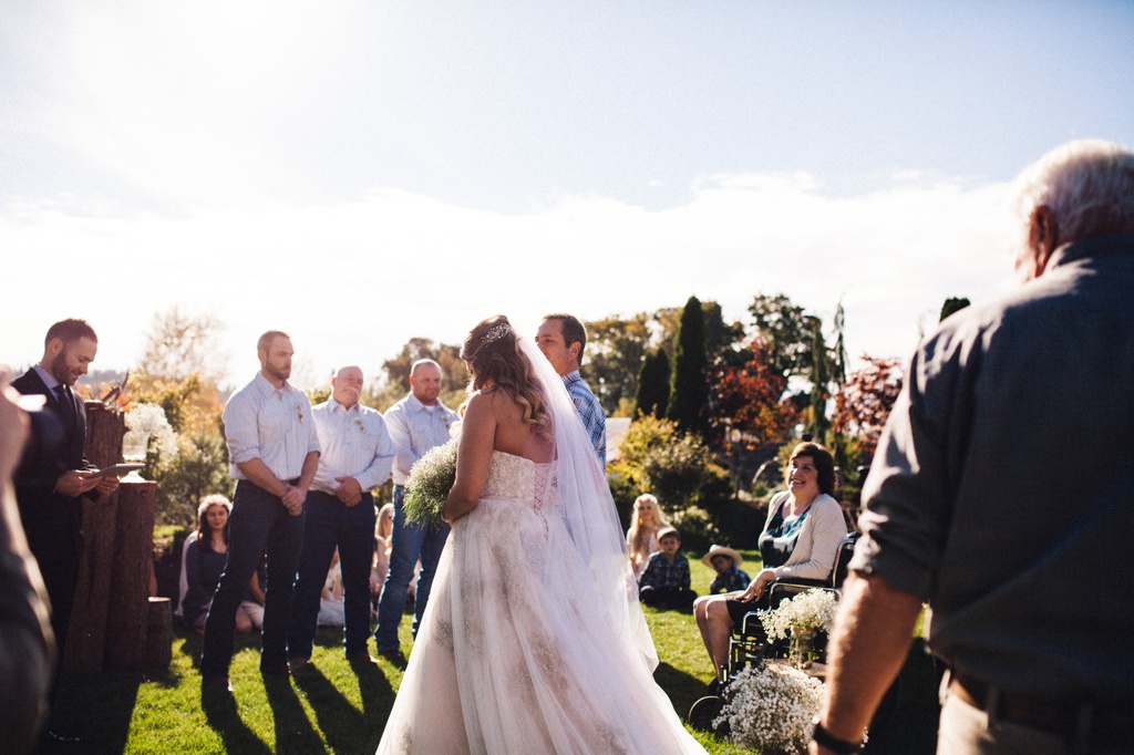 julia kinnunen photography, wedding, seattle, getting ready, pacific northwest, seattle bride, dairyland, rustic wedding, barn, ceremony