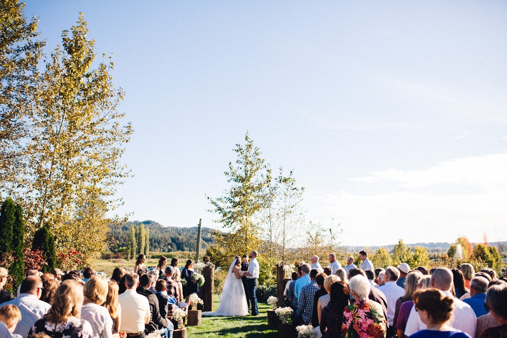 julia kinnunen photography, wedding, seattle, getting ready, pacific northwest, seattle bride, dairyland, rustic wedding, barn, ceremony