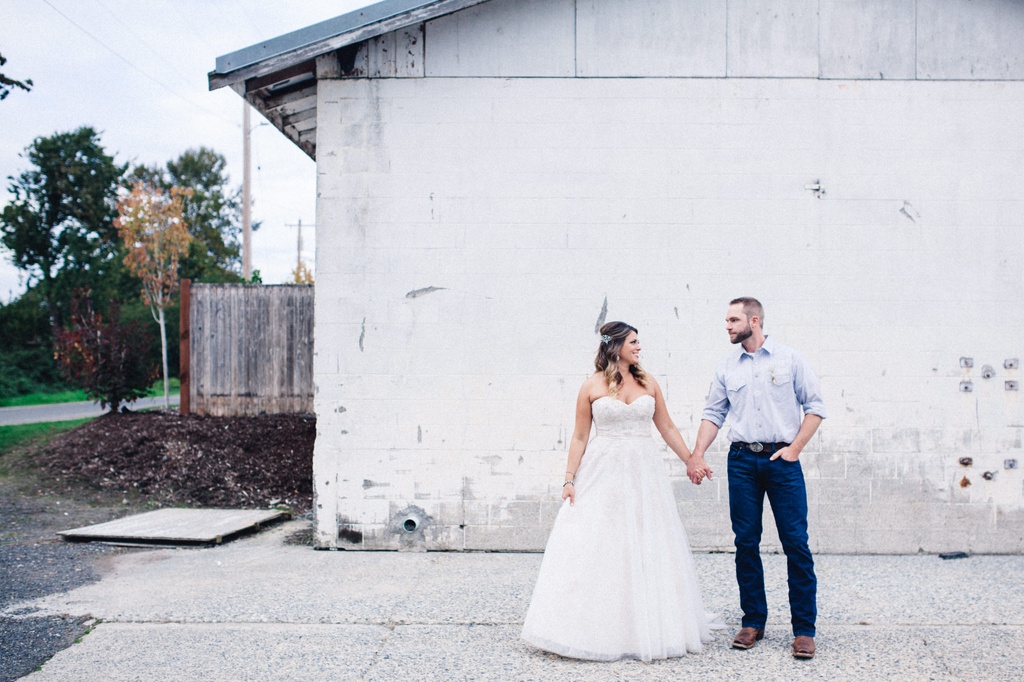 julia kinnunen photography, wedding, seattle, getting ready, pacific northwest, seattle bride, dairyland, rustic wedding, barn, portraits