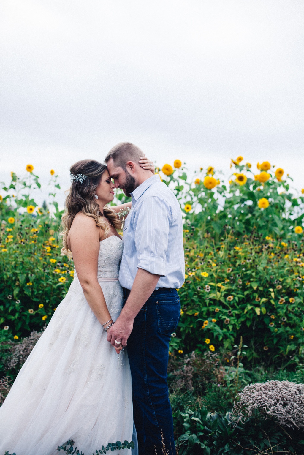 julia kinnunen photography, wedding, seattle, getting ready, pacific northwest, seattle bride, dairyland, rustic wedding, barn, portraits