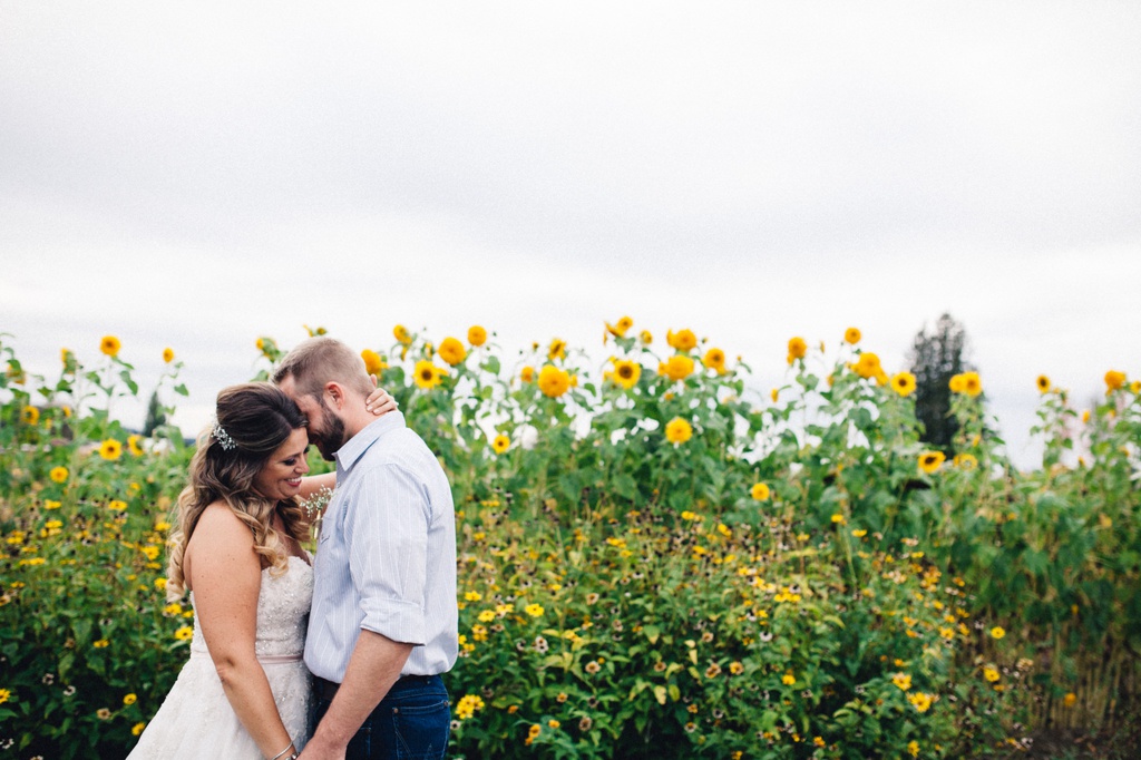 julia kinnunen photography, wedding, seattle, getting ready, pacific northwest, seattle bride, dairyland, rustic wedding, barn, portraits