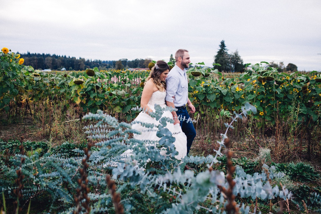 julia kinnunen photography, wedding, seattle, getting ready, pacific northwest, seattle bride, dairyland, rustic wedding, barn, portraits