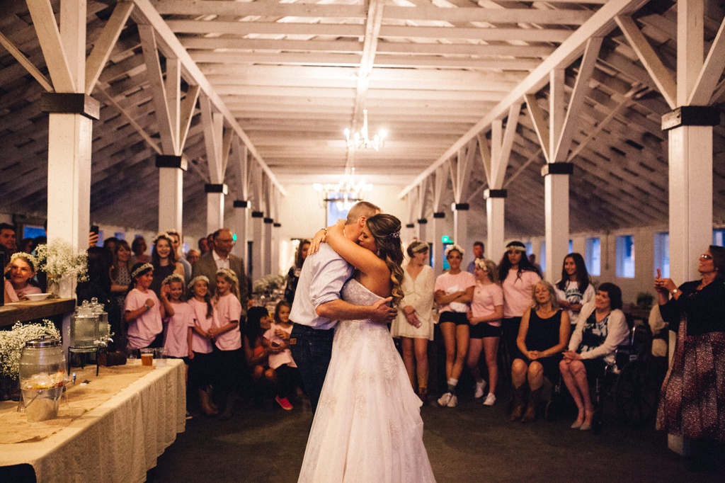 julia kinnunen photography, wedding, seattle, getting ready, pacific northwest, seattle bride, dairyland, rustic wedding, barn, reception