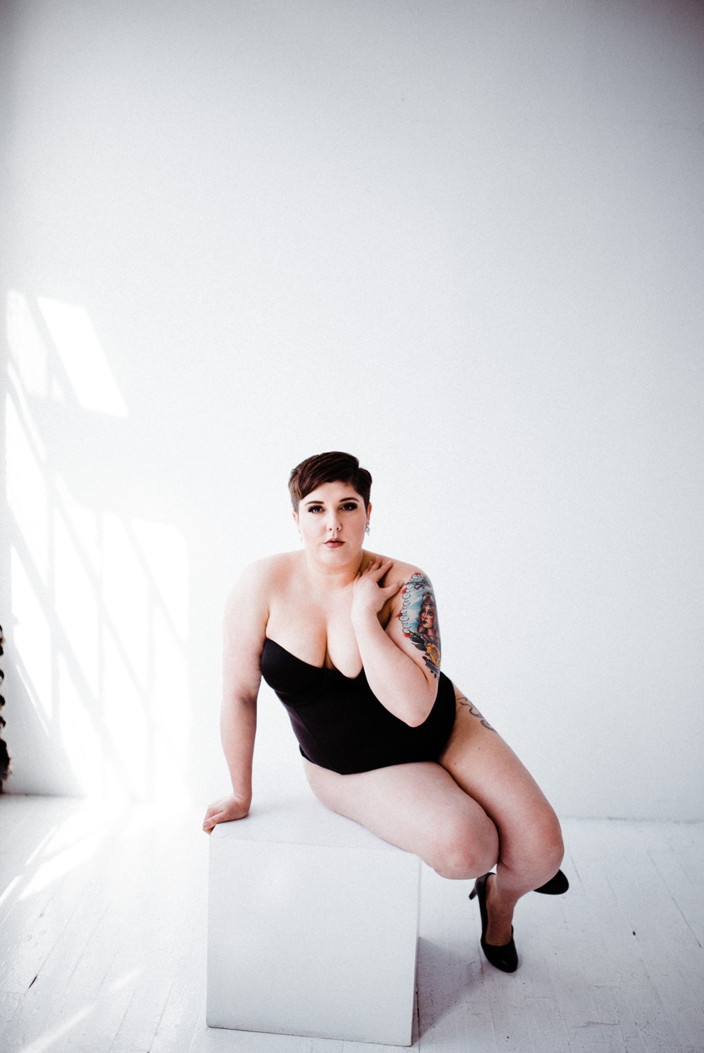 julia kinnunen photography, portrait photography, boudoir, plus size model, body positive, curvy model, plus size pioneer, studio portrait