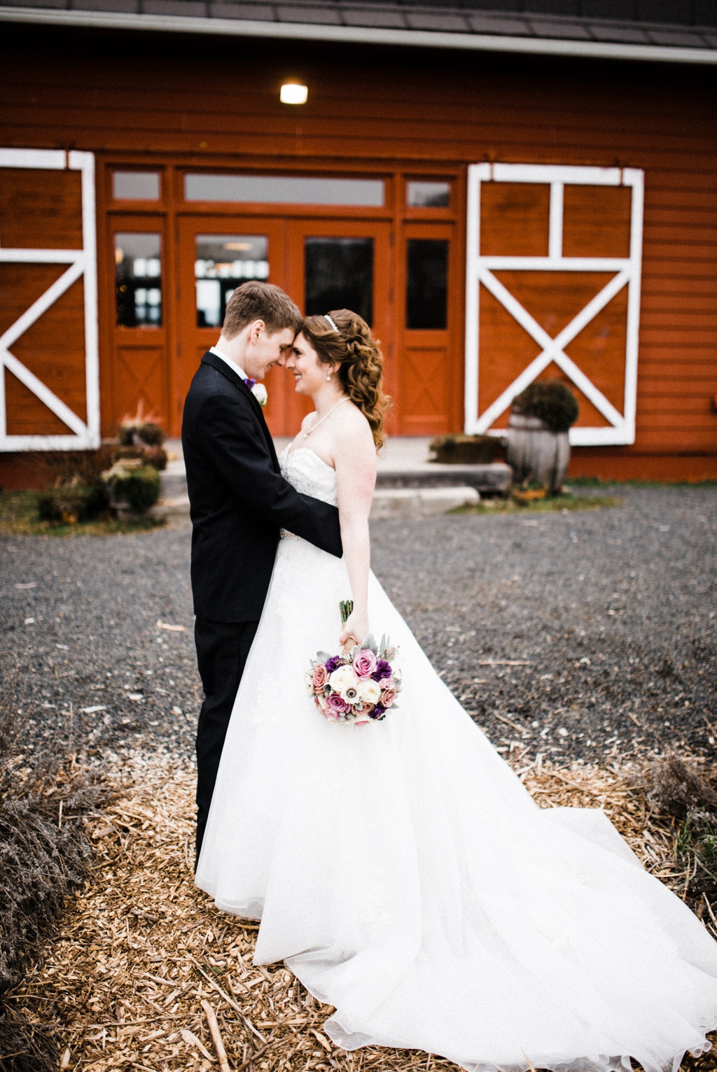 julia kinnunen photography, wedding photography, bride and groom, red barn studios, rustic wedding