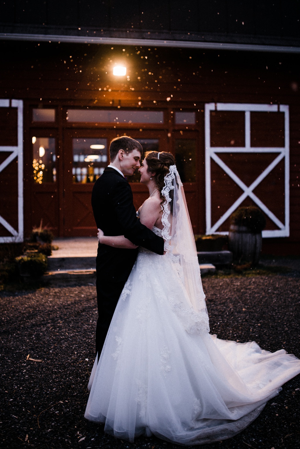 julia kinnunen photography, wedding photography, bride and groom, red barn studios, rustic wedding