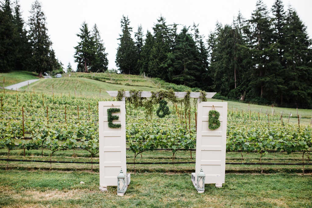 julia kinnunen photography, dancing fish vineyards, destination wedding, whiskey island wedding, rustic wedding, seattle wedding, wedding photography, details, ceremony, newlyweds, vow renewal