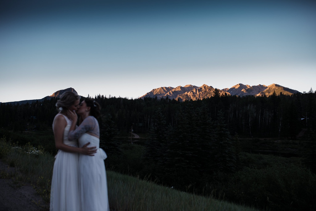 lesbian wedding, offbeat bride, lgbt wedding, gay wedding, two brides, silverpick lodge, durango, julia kinnunen photography, destination wedding, colorado wedding, seattle wedding, wedding photography, bride, newlyweds, wives, sows ear, reception, portraits, mountain wedding