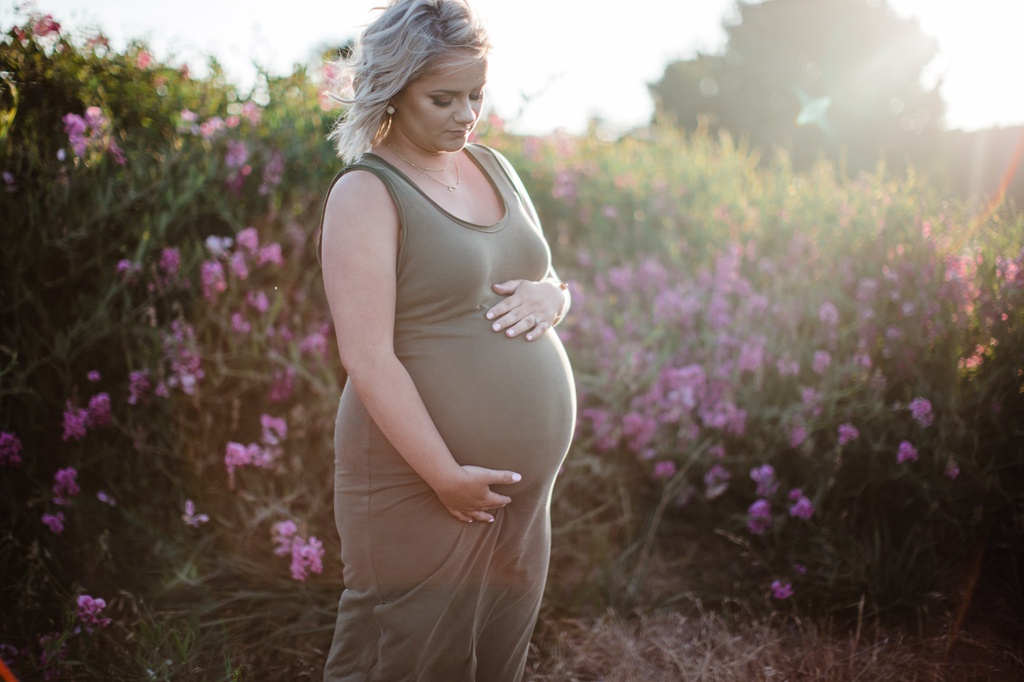 julia kinnunen photography, seattle, discovery park, baby bump, family portraits, family photos, expecting, new parents, baby on the way, maternity photos