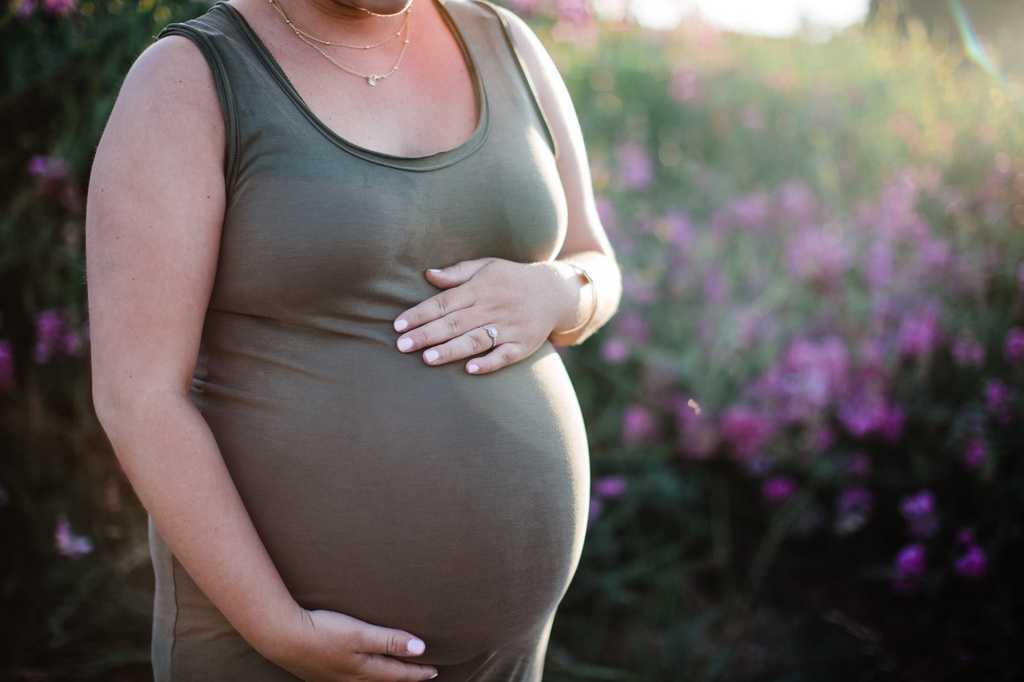 julia kinnunen photography, seattle, discovery park, baby bump, family portraits, family photos, expecting, new parents, baby on the way, maternity photos