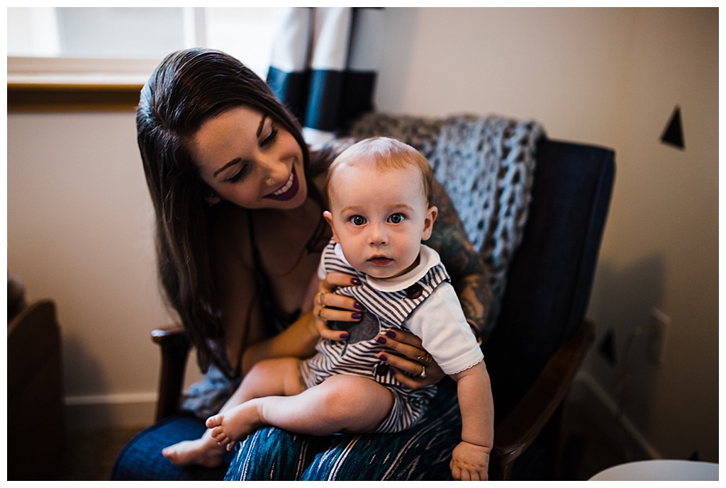 trendy mom, hipster family, julia kinnunen photography, family portraits, summertime, seattle home, tattooed mom, breastfeeding, babies,  couple, family, seattle