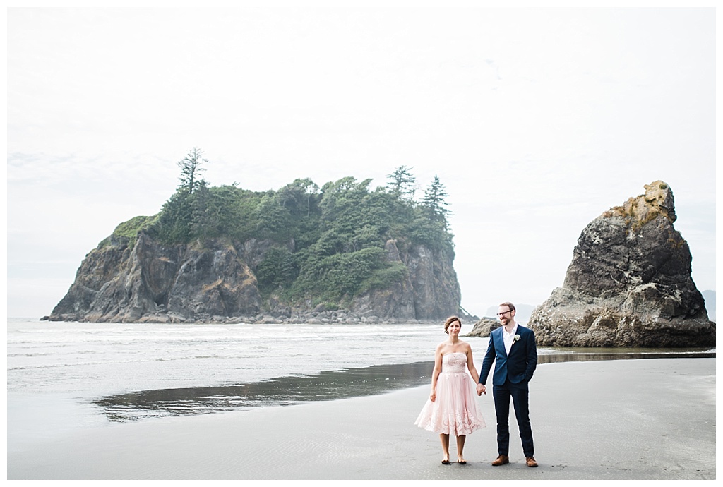 offbeat bride, hoh rainforest, ruby beach, olympic peninsula, julia kinnunen photography, destination wedding, colorado wedding, seattle wedding, wedding photography, bride, groom, adventure seekers, newlyweds, northwest washington wedding, elopement, intimate wedding